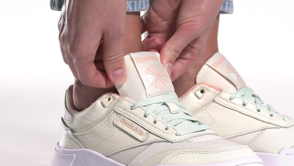 reebok question low phillies on feet