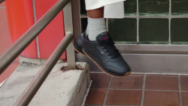 black reebok tennis shoes